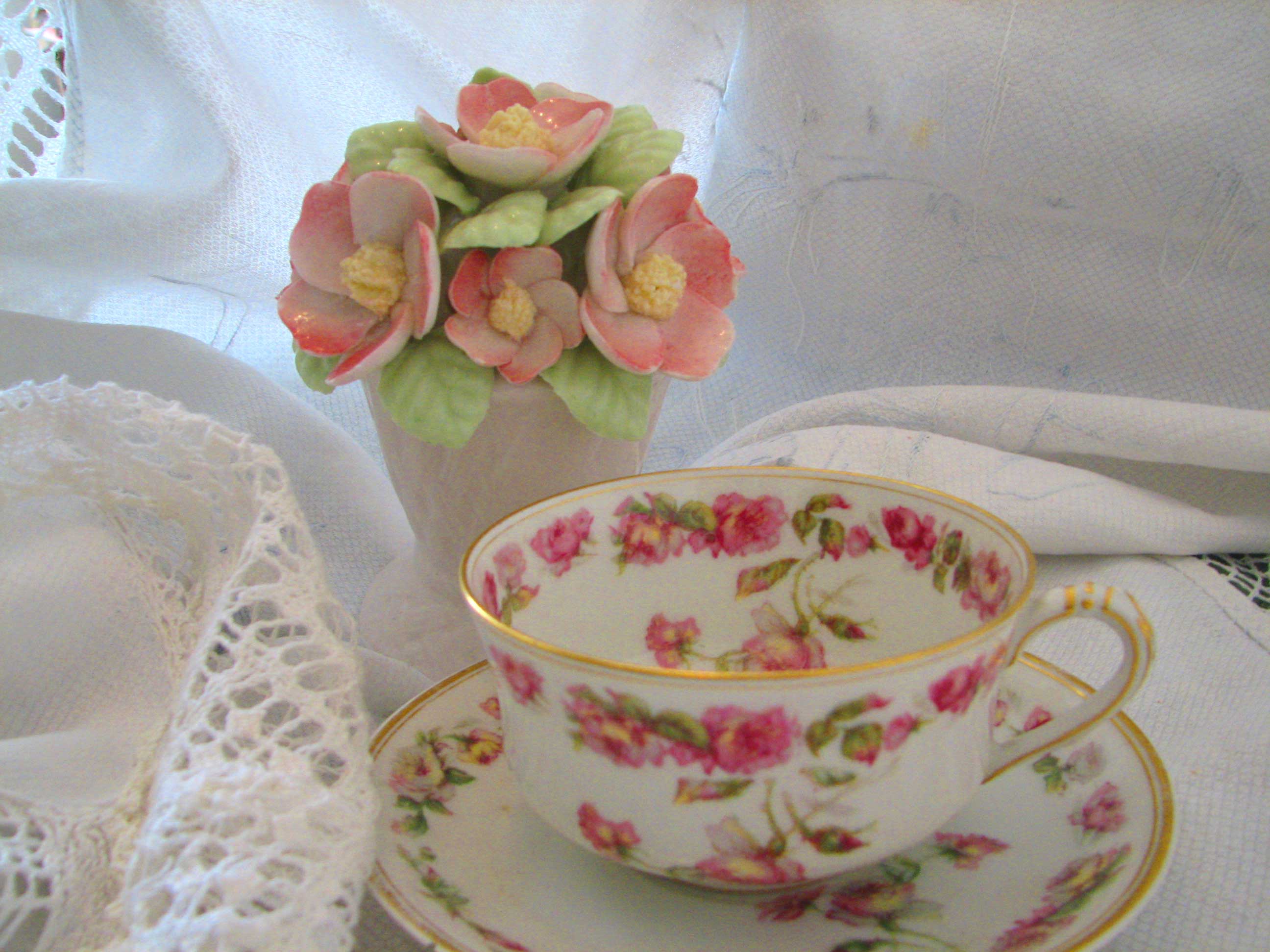 Teacup-with-roses-coreyamar