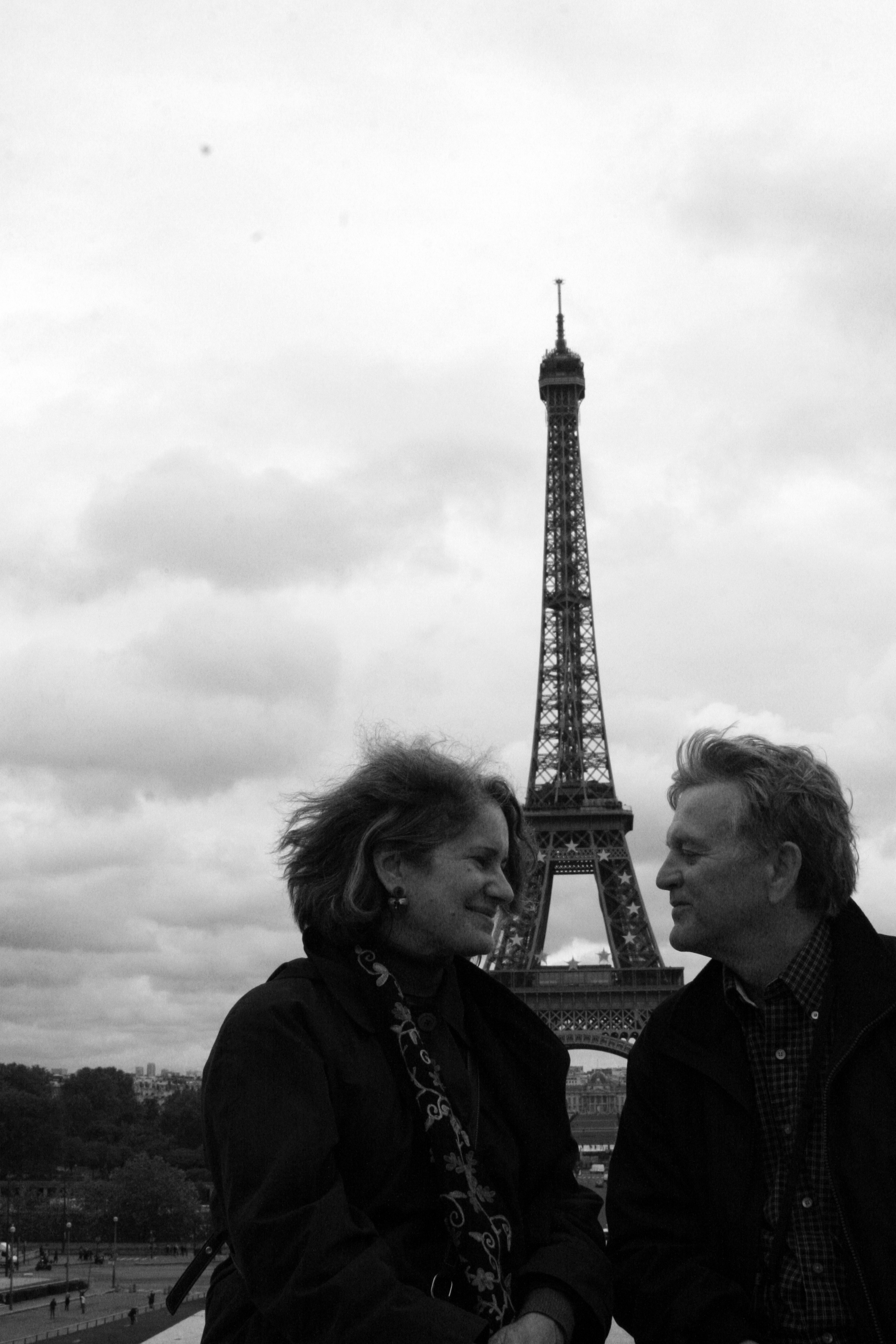 Kissing by the eiffel