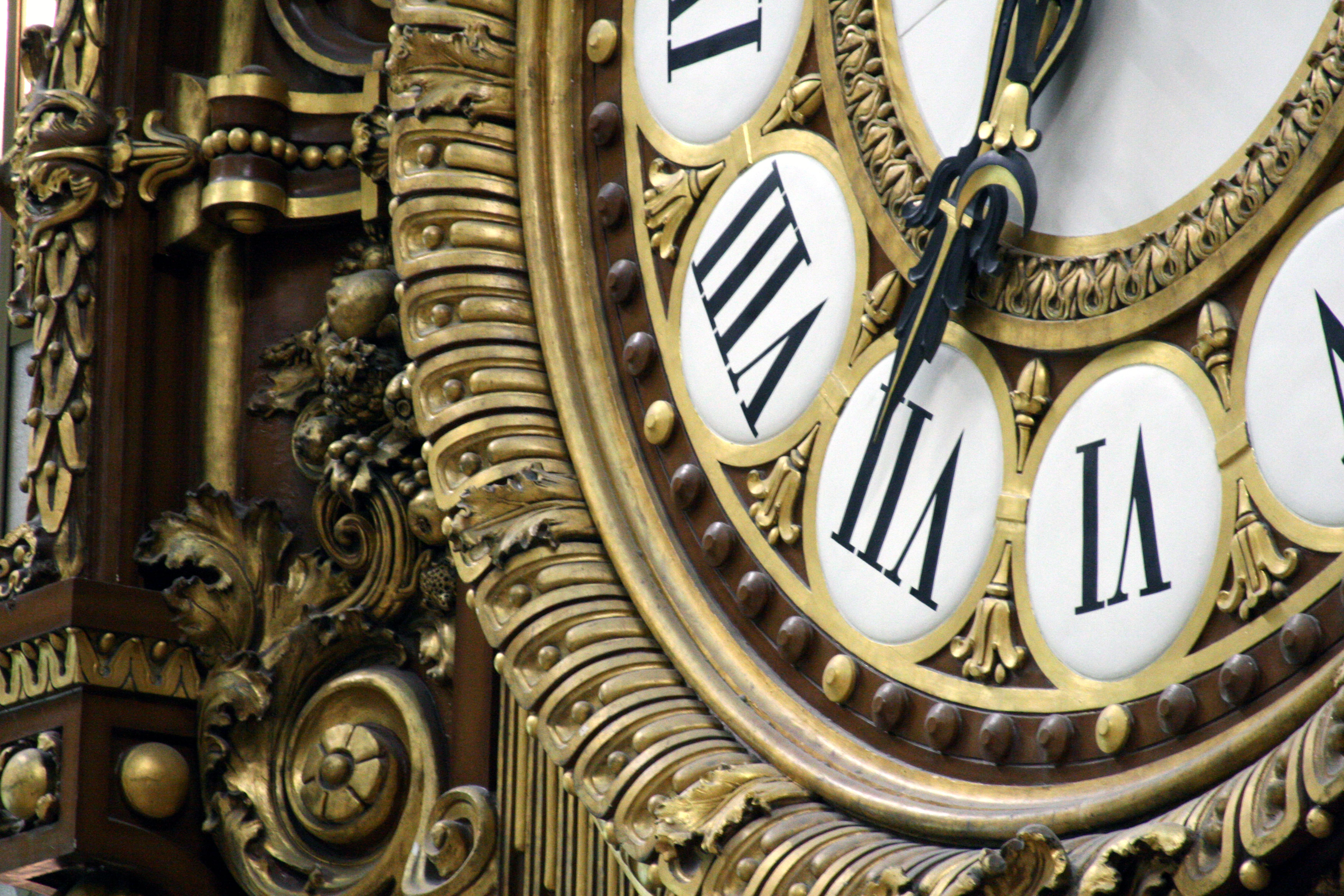 Clock-at-Musee-d'-Orsay