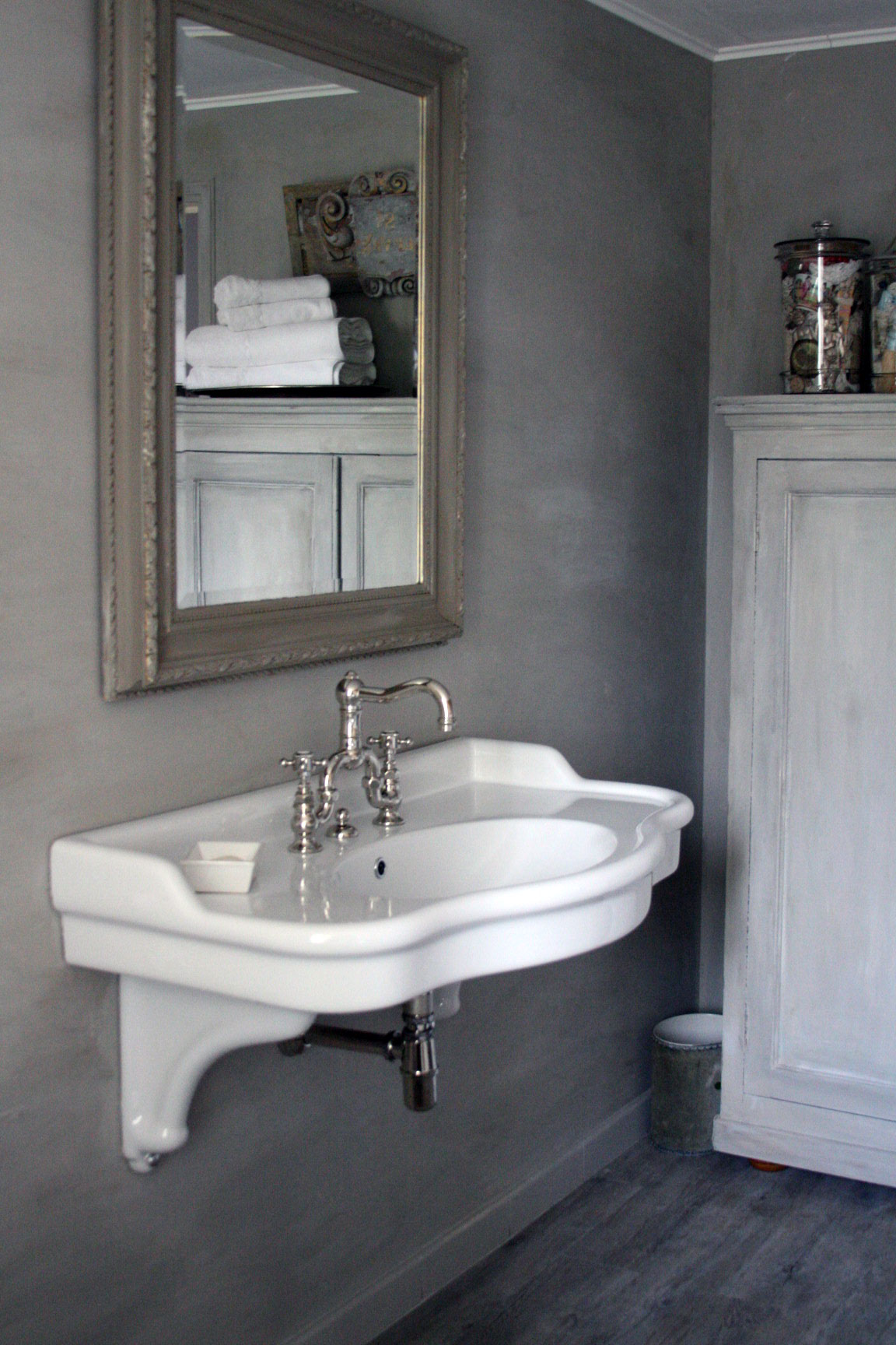 Grey-bathroom