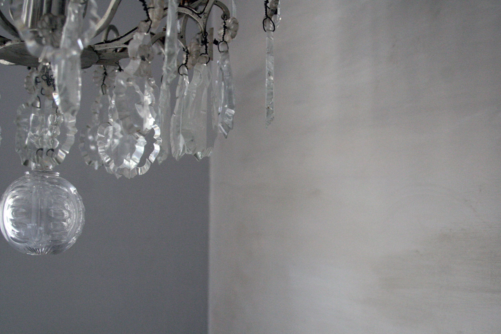 Chandelier-grey-wals