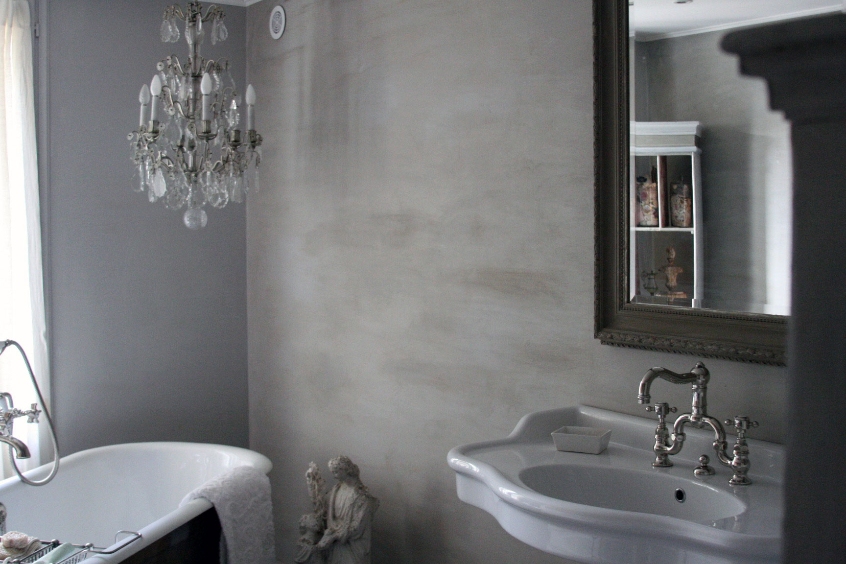 Bathroom-with-chandelier