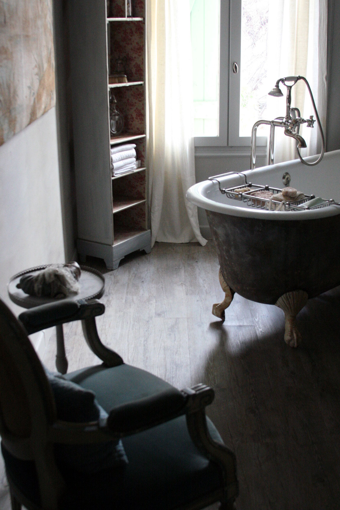 Tub-sits-in-the-middle