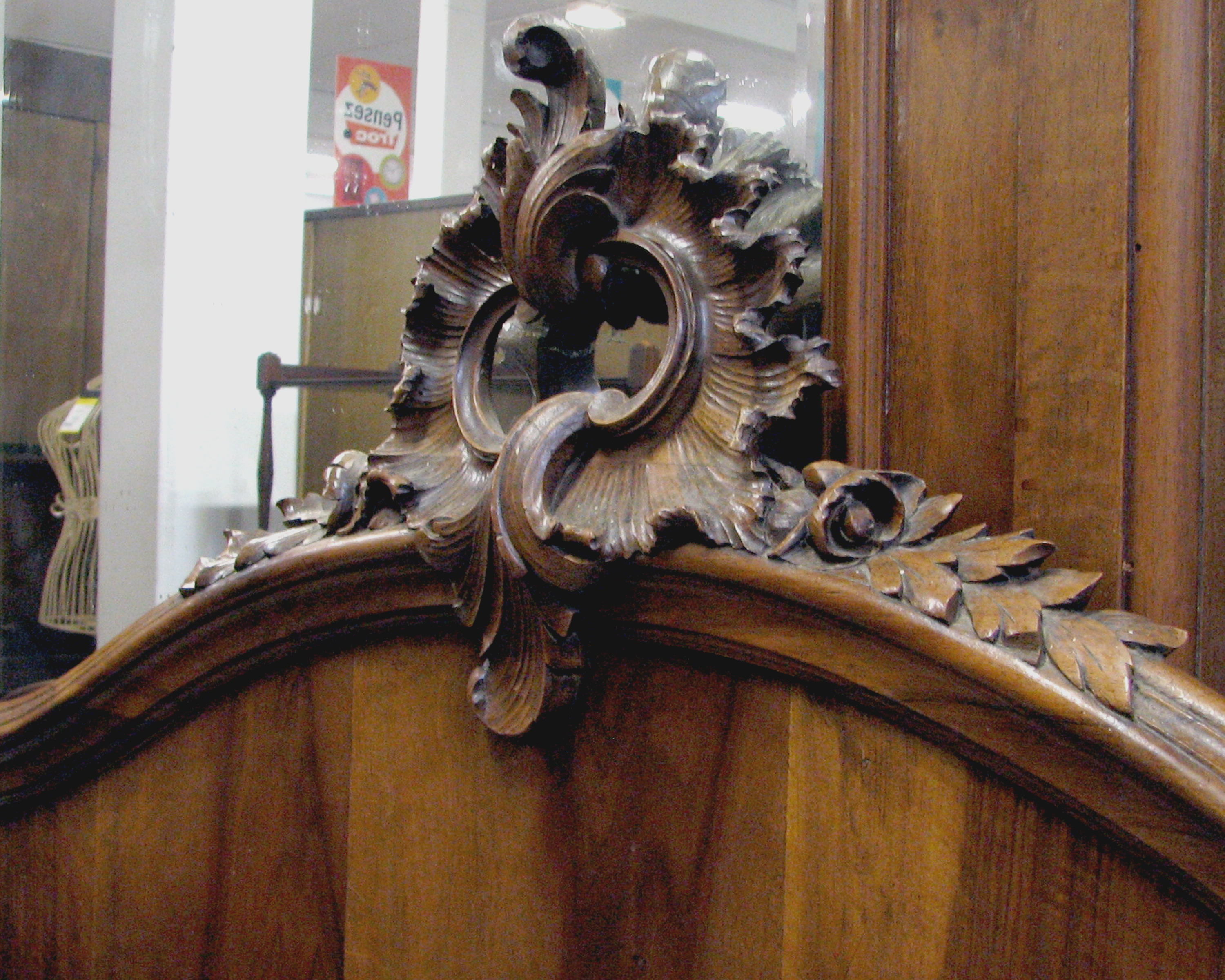 French bed with shell motif