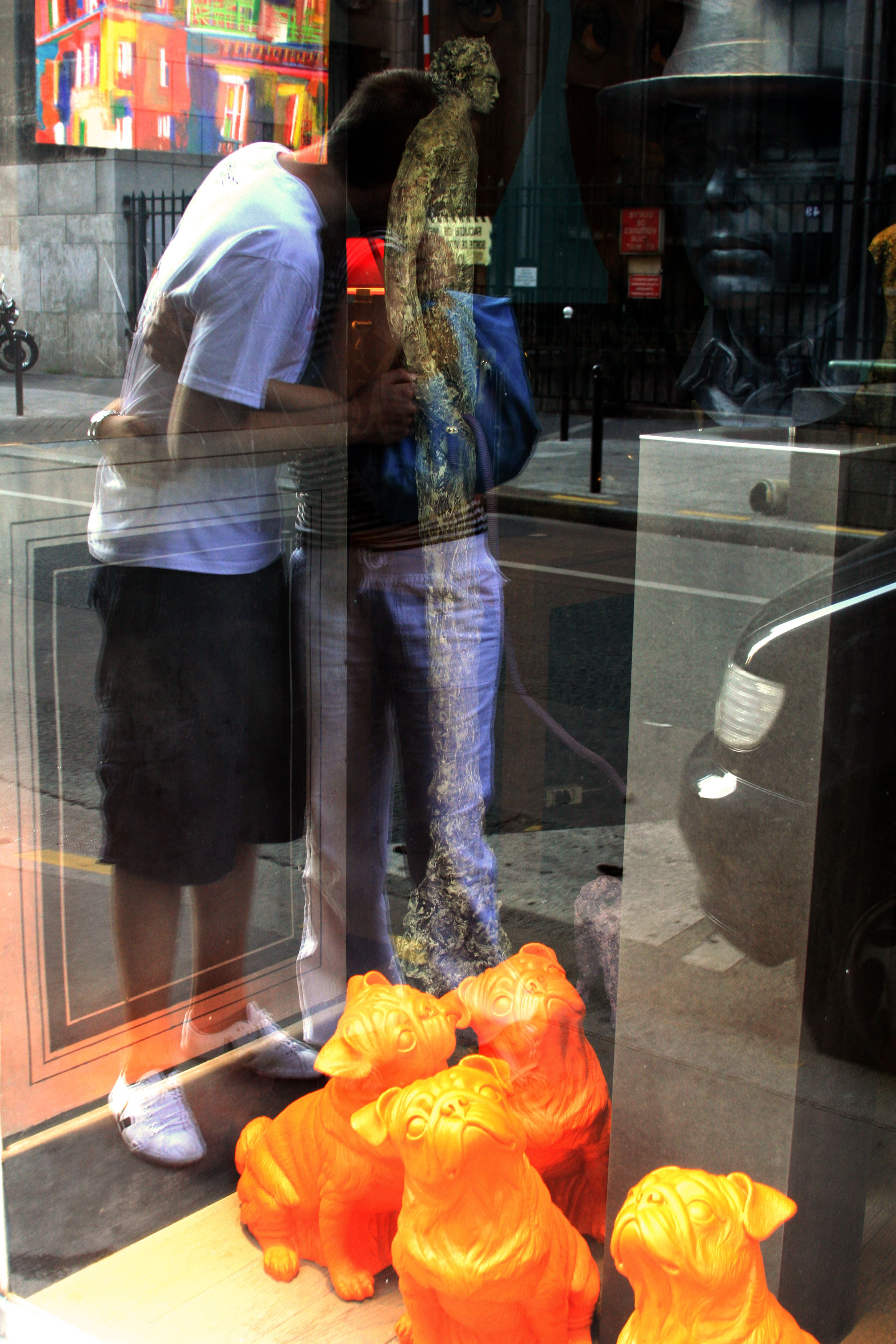 Love's-window displays Paris