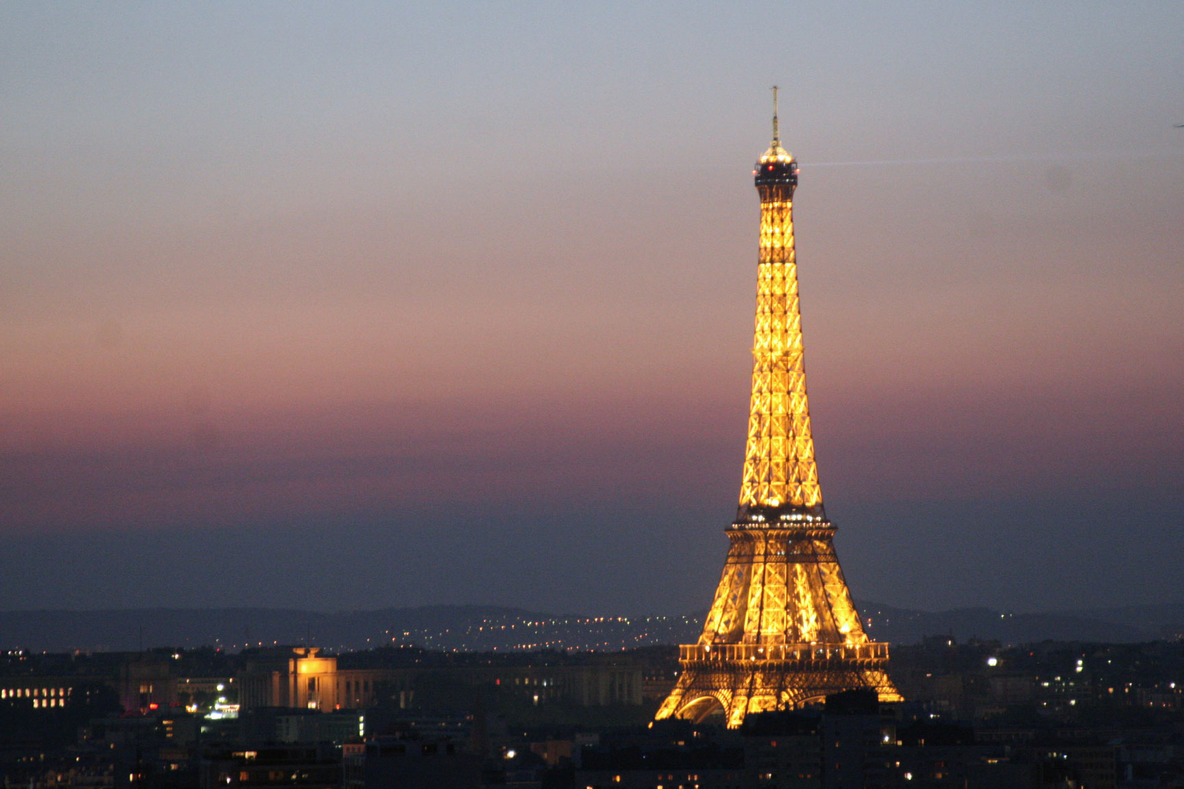 Eiffel-tower-at-night