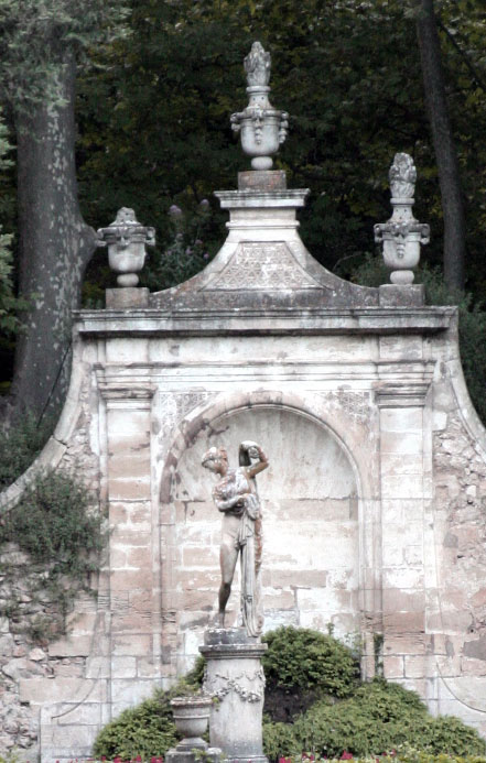 Chateau-Barben-statue