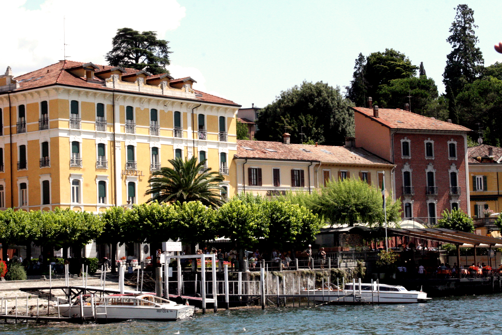Belliago lake como colors