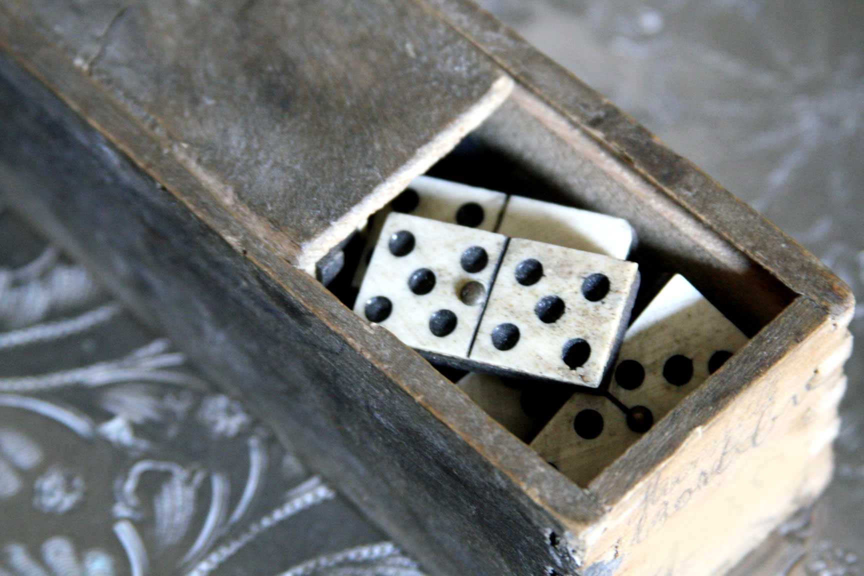 Antique-box-of-domino