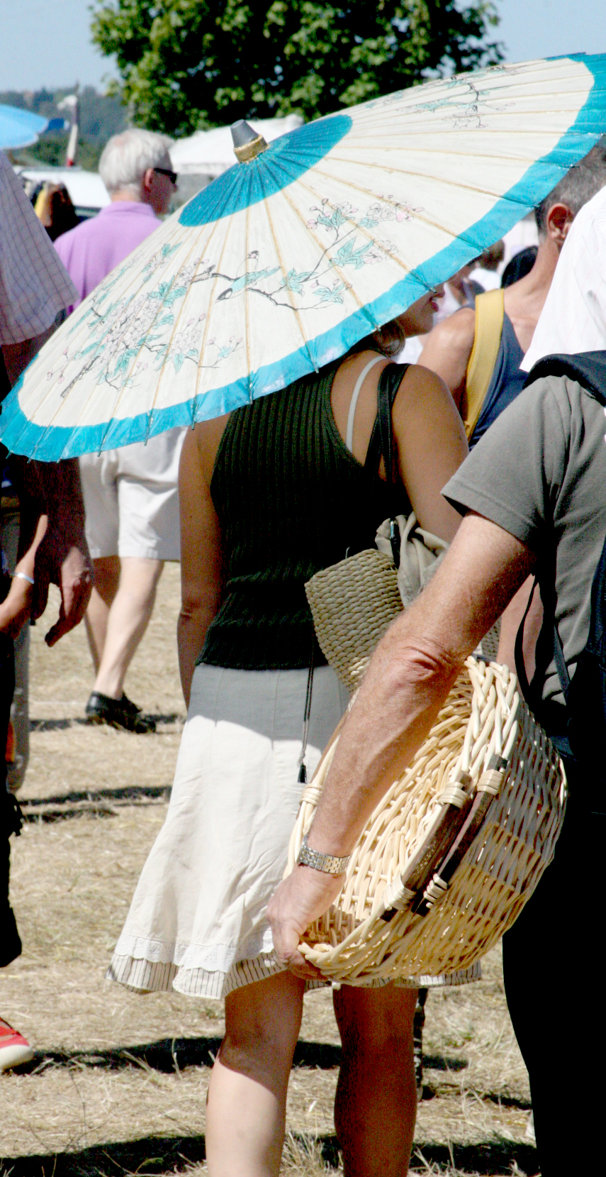 Girl with umbrella leyment