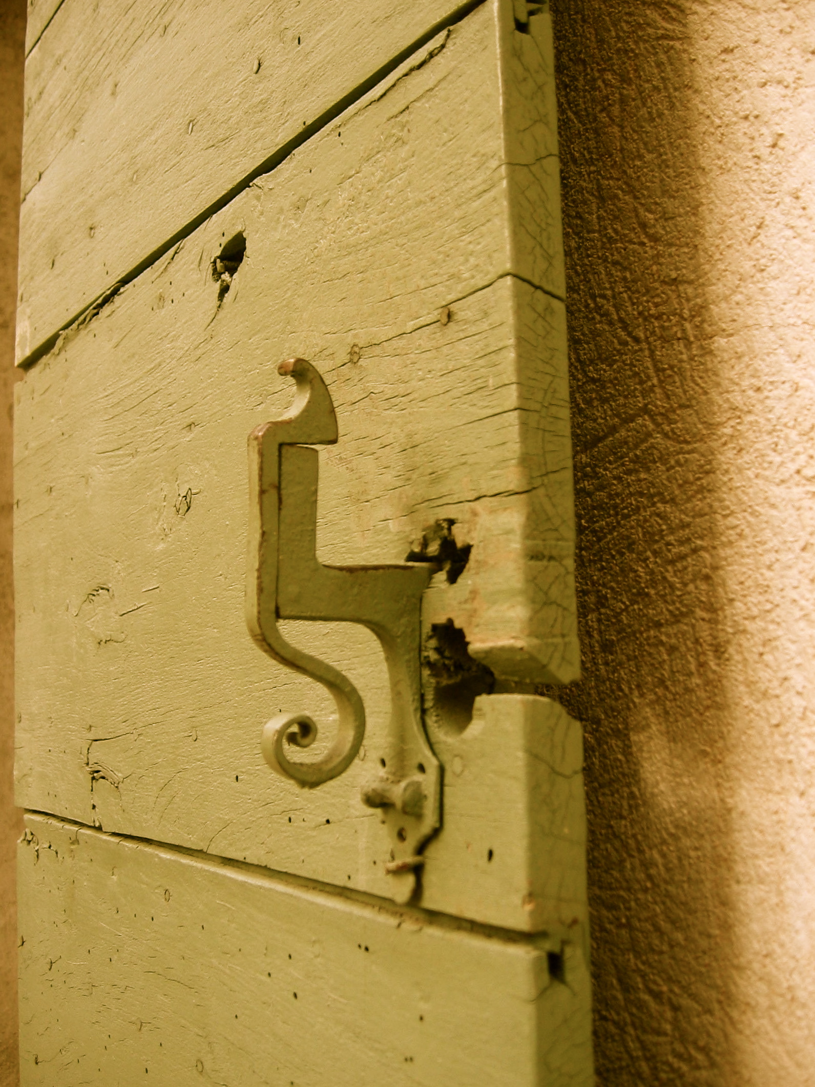 shutter latch shutter latch