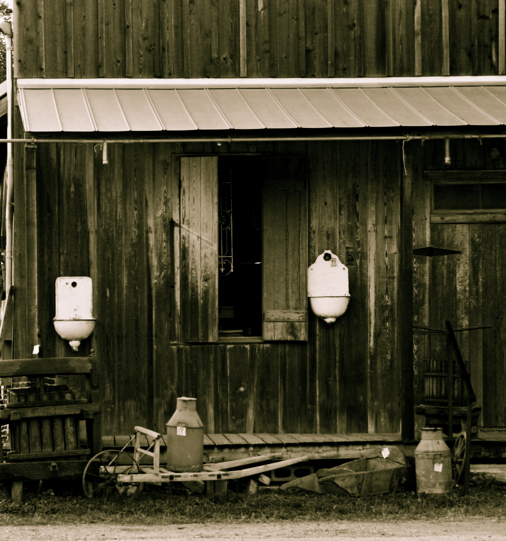 A home along the road to Round top