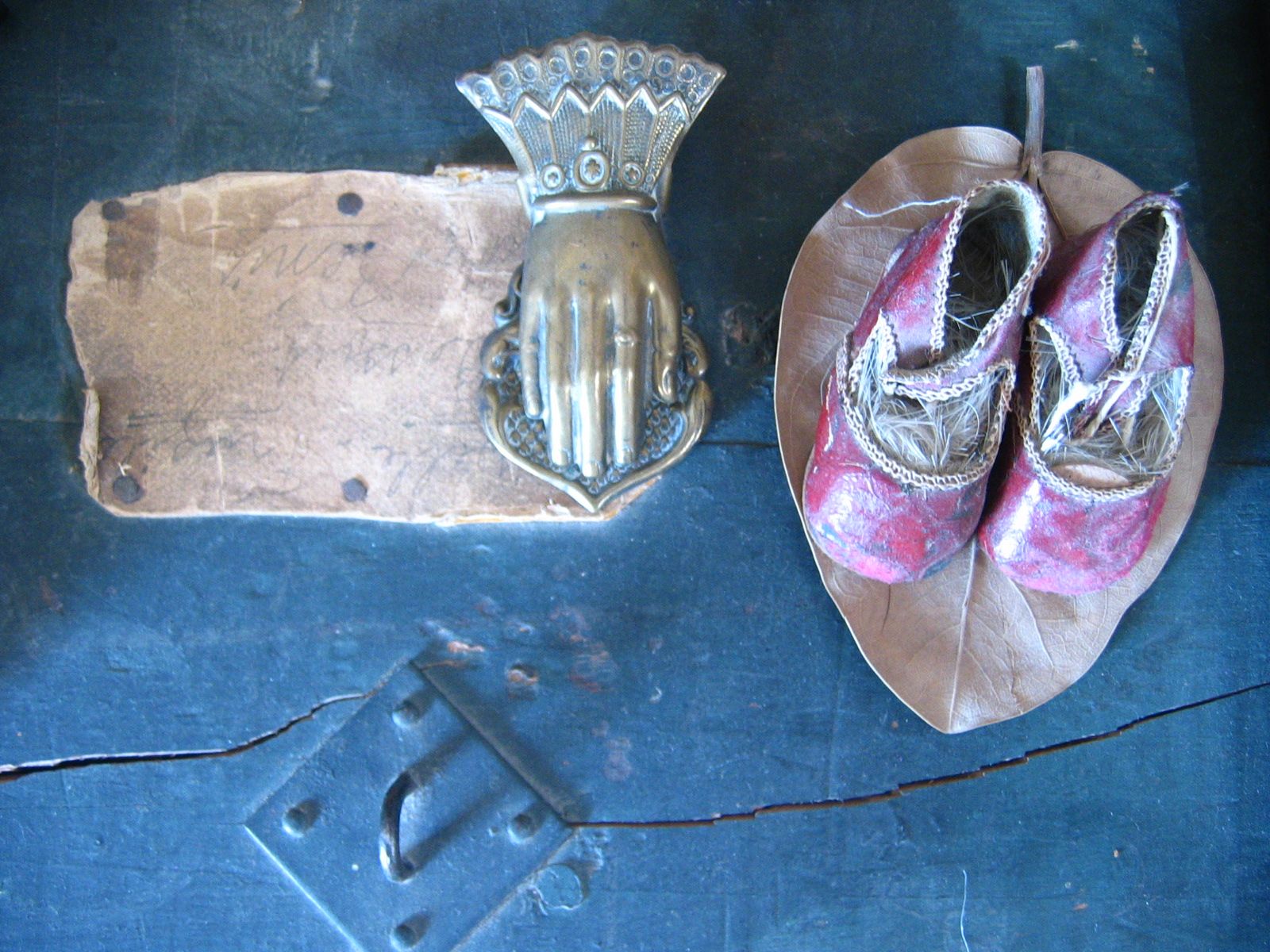 display on my book shelf without books