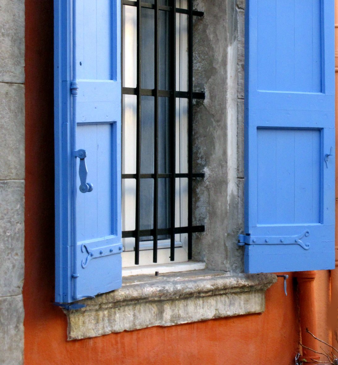Blue-shutter-provence