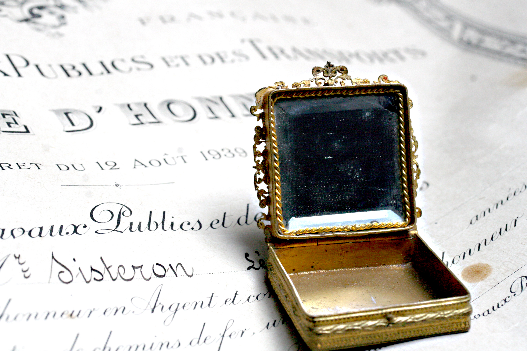 Small-box-with-mirror