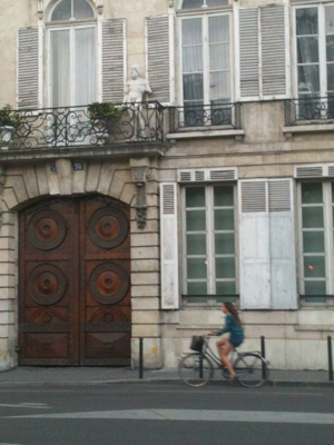 Peeks of Paris, along the street...