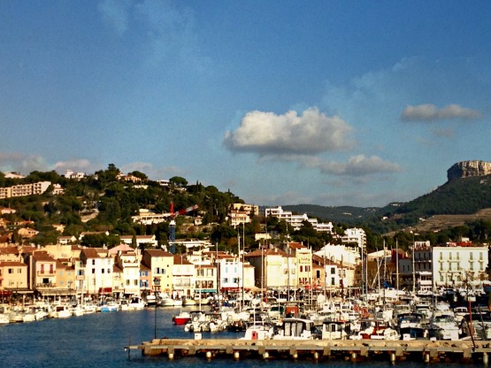 Cassis with one cloud