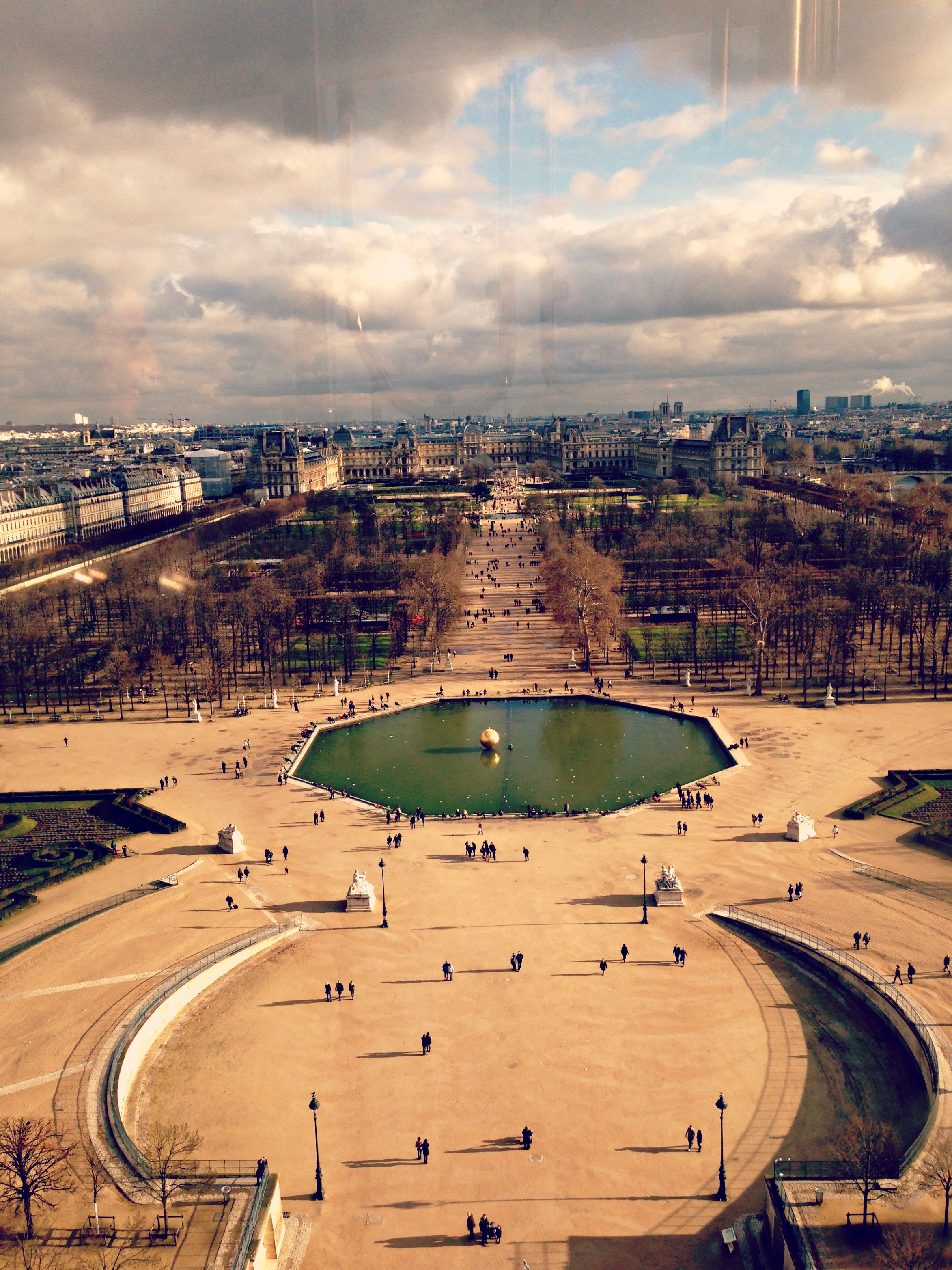 Ferris wheel looking towards Louvre