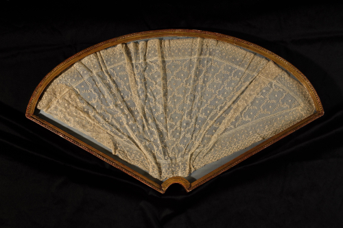 RARE ET HISTORIQUE SOUVENIR DE LA REINE MARIE-ANTOINETTE RARE FICHU EN DENTELLE D’ALENC?ON DITE « LA REINE DES DENTELLES » RARE ET HISTORIQUE SOUVENIR DE LA REINE MARIE-ANTOINETTE RARE FICHU EN DENTELLE D’ALENC?ON DITE « LA REINE DES DENTELLES »