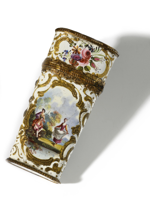 OITE NECESSAIRE A COUTURE de forme oblongue en argent e?maille?. Couvercle a? charnie?re orne? de personnages sce?nes champe?tres et sce?nes galantes ; enrichi de bouquets de fleurs et de rinceaux dore?s. Monture en pomponne. OITE NECESSAIRE A COUTURE de forme oblongue en argent e?maille?. Couvercle a? charnie?re orne? de personnages sce?nes champe?tres et sce?nes galantes ; enrichi de bouquets de fleurs et de rinceaux dore?s. Monture en pomponne.