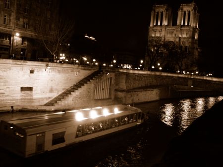 Dinner_boat_in_paris