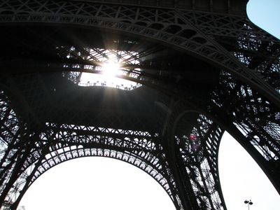 Eiffel_tower_lite_up