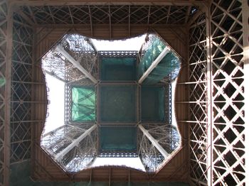Eiffel_tower_up_the_middle