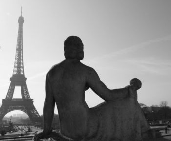 Eiffel_tower_woman