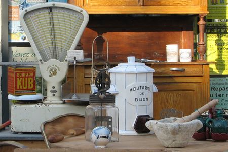 Country_antiques_scale