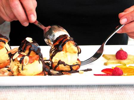 Juliehandseatingcake