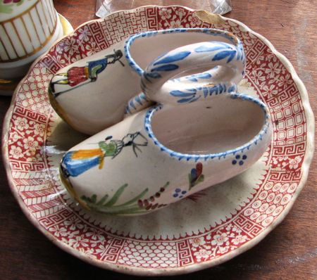 Qumiper pottery Little_shoes