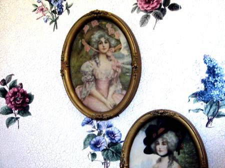 Sweetladieshangingout