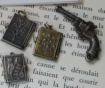 Lockets Locket_and_gun