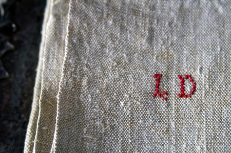 Antique linen with red monogram Antiquelinen_2