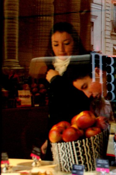 Fauchon_checking_out_the_apples