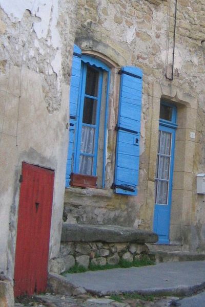 Blue_shutters_on_a_clear_day