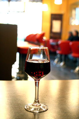 A glass of red wine Aglassofredwine_2