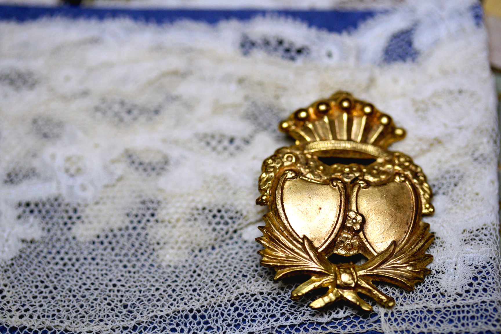 Double-sheild-crown-pin