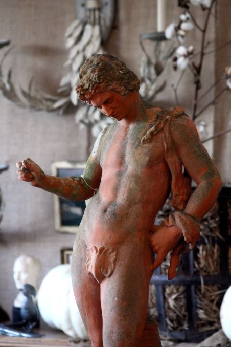 Nude statue antique