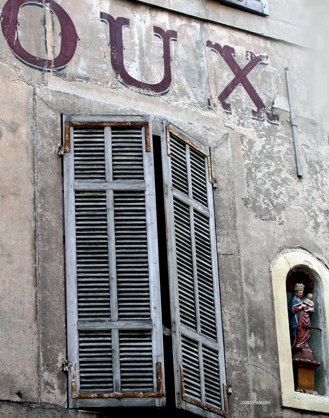 Facade-shutter-and-statue