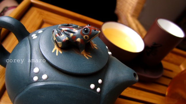 Blue frog tea pot