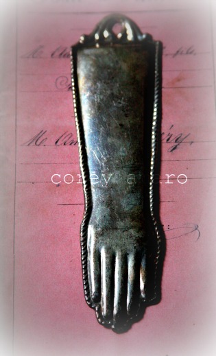Ex voto hand (long)