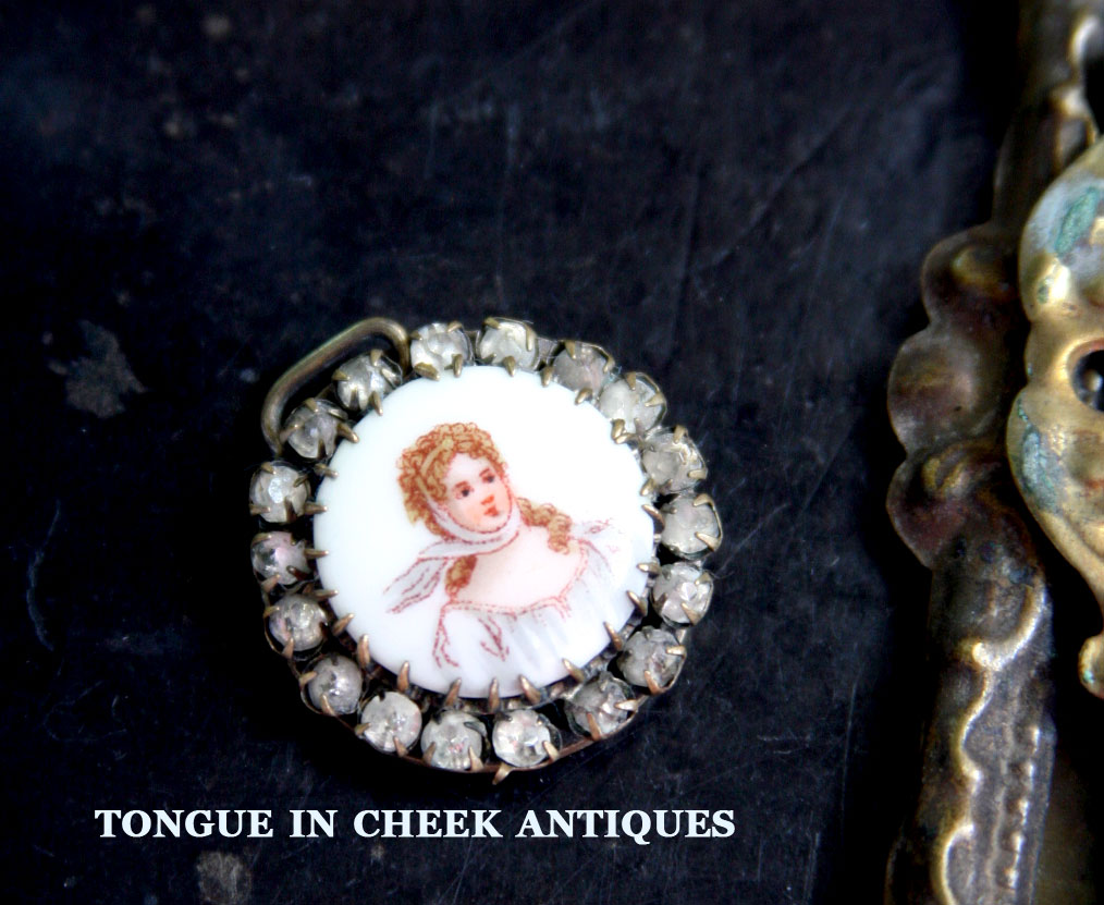 Brooch-porcelain