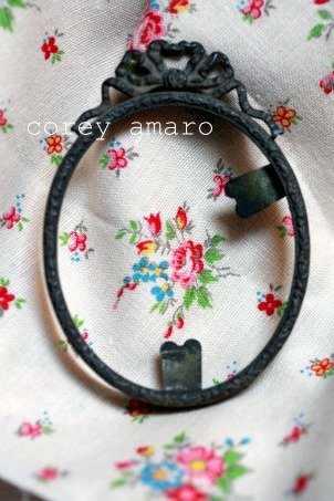 Small oval frame with bow