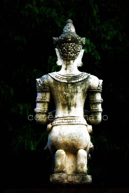 Putting gold on the back of the budda