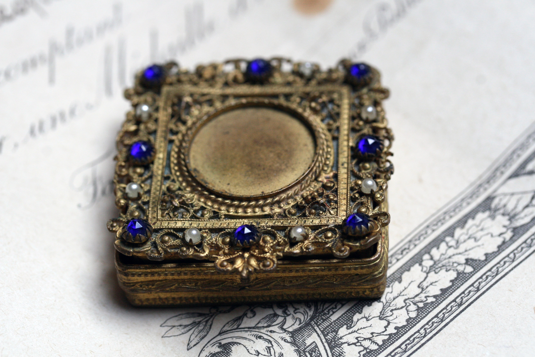 Les Mouches Box for Beauty Marks Les Mouches Box for Beauty Marks