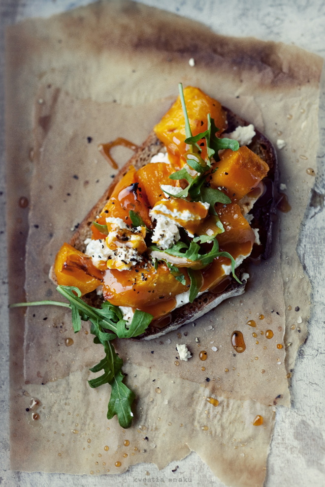 Grzanki-pieczona-dynia-ser-rukola-01 Grzanki-pieczona-dynia-ser-rukola-01