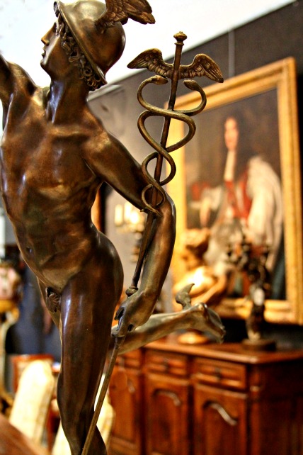 Bronze statue messenger