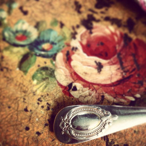 Pink roses on toile  brocante 