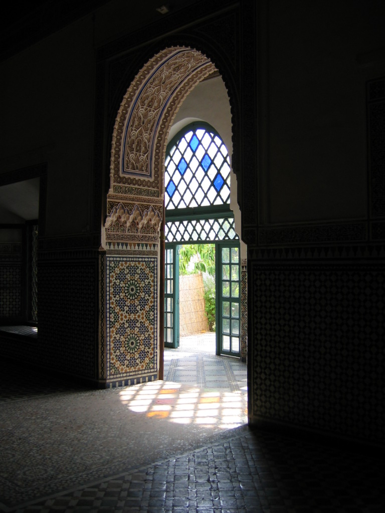 The light plays with colors